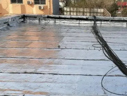 麻栗坡卫生间漏水维修公司分享下麻栗坡屋面楼顶防水刚性防水层施工要点。